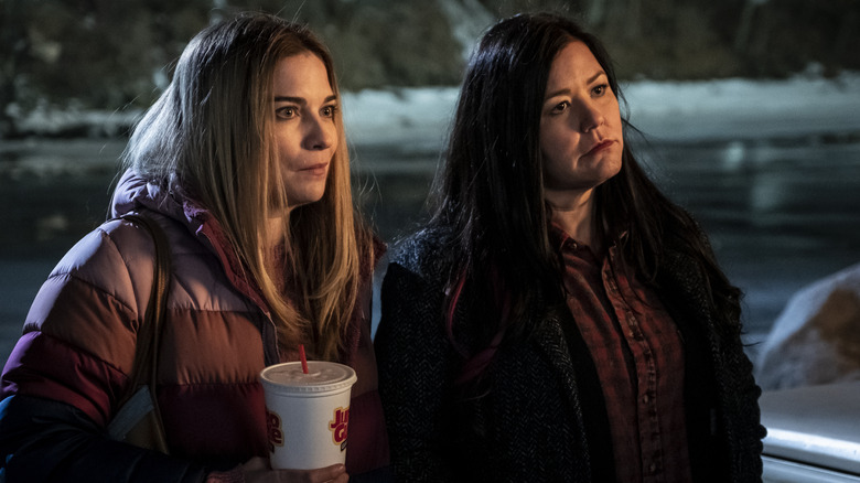 Annie Murphy as Allison McRoberts and Mary Hollis Inboden as Patti O'Connor in Kevin Can F*** Himself