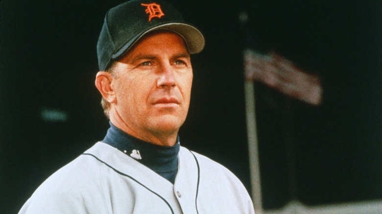 Kevin Costner como Billy Chappelle sube al montículo en Por amor al juego