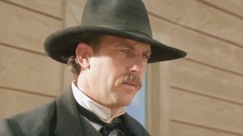 Wyatt Earp debout à l'extérieur d'un immeuble à 