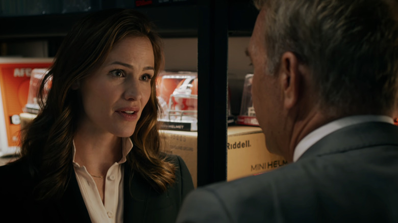 Jennifer Garner's Ali Parker talks to Kevin Costner's Sonny Weaver Jr. in Draft Day