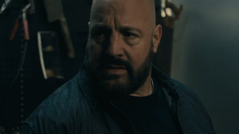 Ray Hayes van Kevin James kijkt naar rechts in close-up in Guns Up