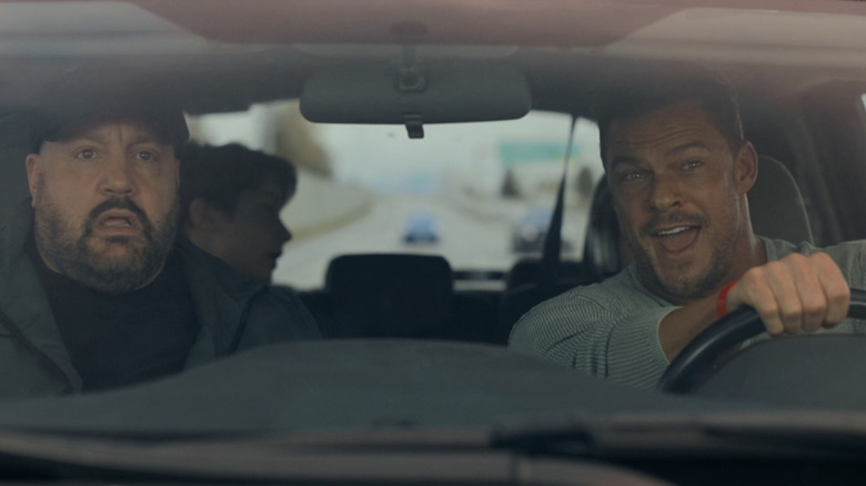 Brian Jennings van Kevin James ziet er bang uit terwijl hij naast Jeff Eamon van Alan Ritchson in een auto zit in Playdate