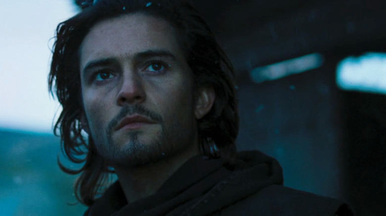 Orlando Bloom as Balian stands in the snow in Kingdom of Heaven