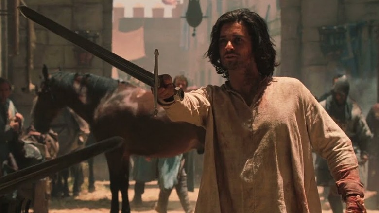 Orlando Bloom as Balian aims his sword in Kingdom of Heaven