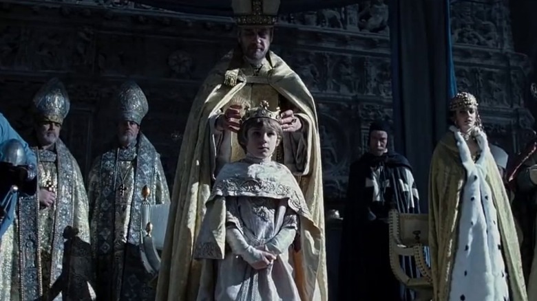 Alexander Potts as Baldwin V receives the crown in Kingdom of Heaven