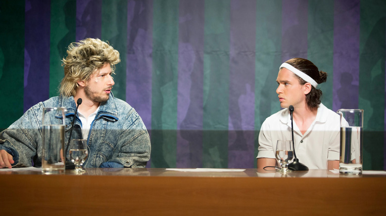 Aaron et Charles se regardent lors d'une conférence de presse dans 7 Days in Hell