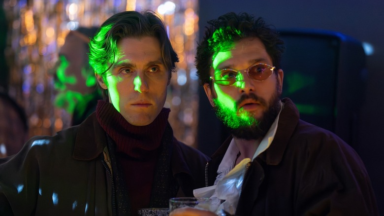 Le Commandant et Henry au pub baignés de feu vert sur l'Industrie