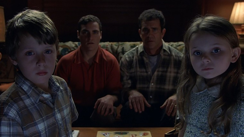 Rory Culkin, Joaquin Phoenix, Mel Gibson, and Abigail Breslin in Signs