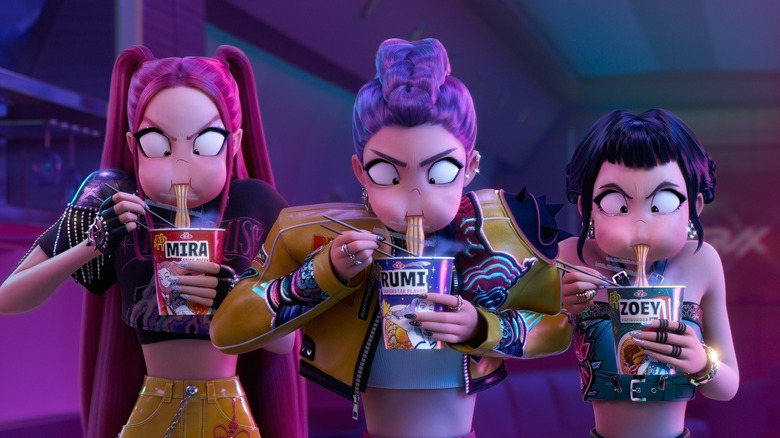 Rumi Arden Cho, Mira May Hong, dan Zoey Ji-young Yoo sibuk makan mie di KPop Demon Hunters