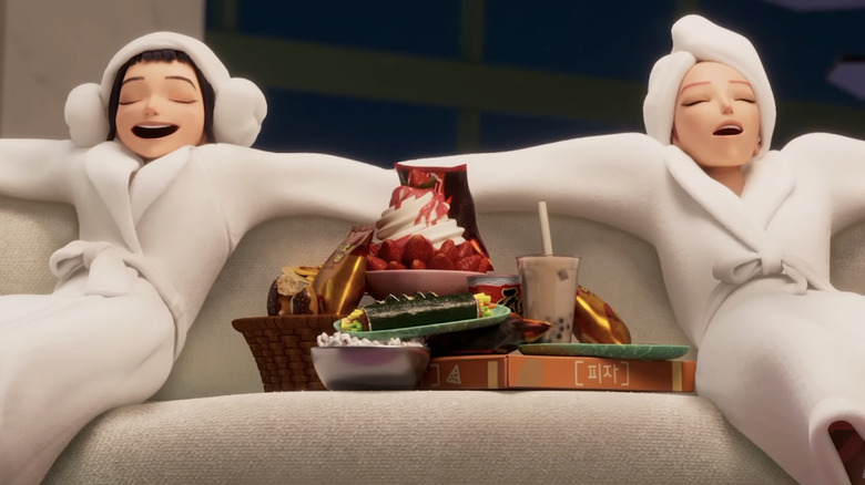 May Hong's Mira en Ji-young Yoo's Zoey ontspannen op een bank in KPop Demon Hunters