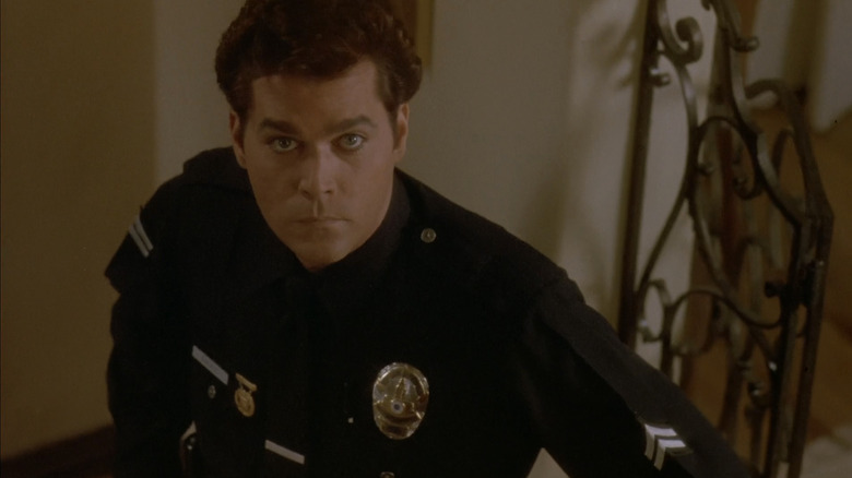 Ray Liotta's agent Pete Davis kijkt op terwijl hij in een huis staat in Unlawful Entry