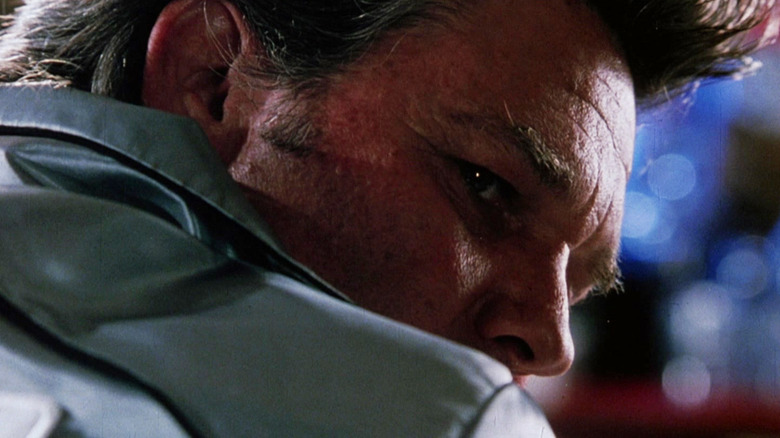 Kurt Russell como el especialista Mike mirando hacia atrás en Death Proof