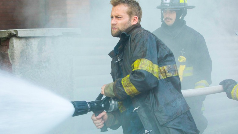 பேக்ட்ராஃப்ட் 2 இல் ஜோ ஆண்டர்சனின் சீன் தீயை அணைக்கிறார்