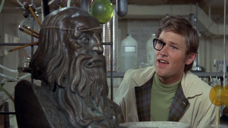 Dexter Riley mengenakan kacamata setengah tak kasat mata, melihat patung, di Sekarang Anda Melihatnya, Sekarang Anda Tidak