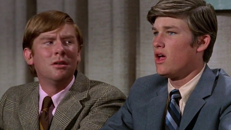 Dexter Riley membacakan jawaban di samping temannya di The Computer Wore Tennis Shoes