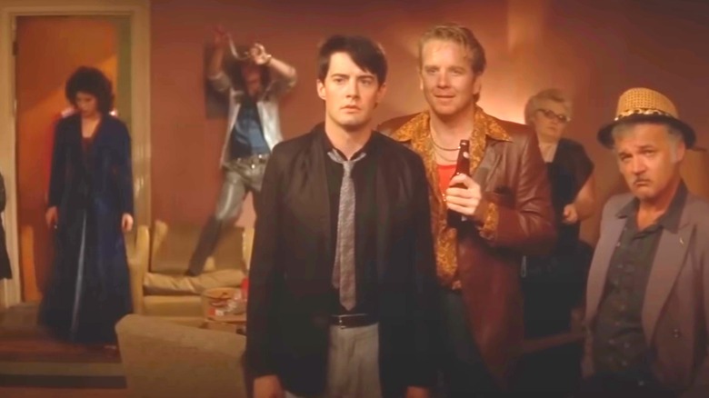 Blue velvet, Jeffrey stuck at a bad party with friends Frank Booth, Dorothy behind him
