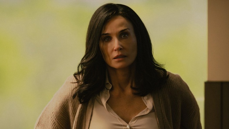 కామి మిల్లర్ కలతతో చూస్తున్నాడు 