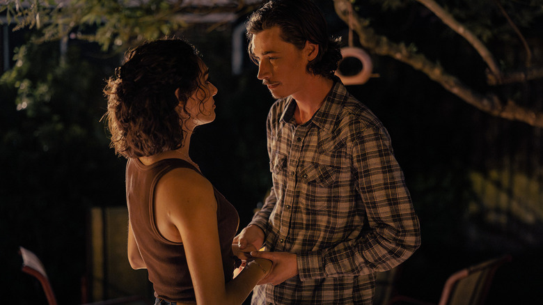 ల్యాండ్‌మాన్‌లో జాకబ్ లోఫ్‌లాండ్ యొక్క కూపర్ నోరిస్‌తో పౌలీనా చావెజ్ యొక్క అరియానా మదీనా చేతులు పట్టుకుంది