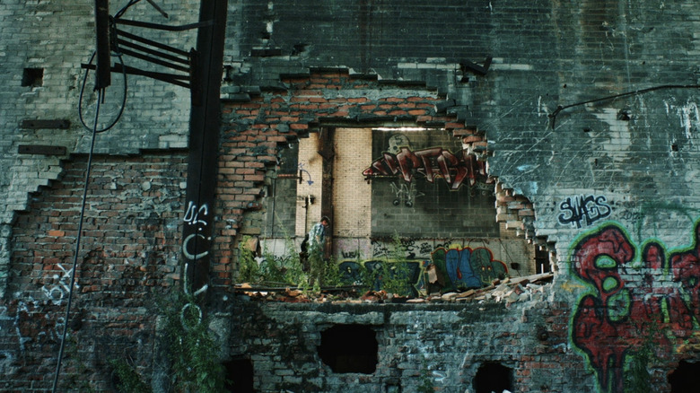 జాకబ్ లోఫ్లాండ్ యొక్క జోష్ గో నార్త్‌లో నిర్జనమైన భవనాన్ని అన్వేషిస్తుంది