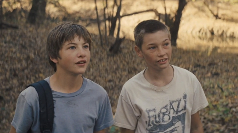 Ellis van Tye Sheridan staat naast Neckbone in Mud van Jacob Lofland