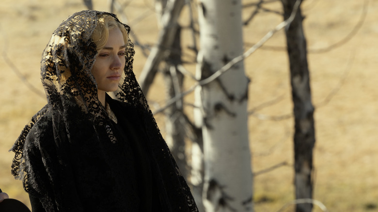 మిచెల్ రాండోల్ఫ్ యొక్క ఎలిజబెత్ స్ట్రాఫోర్డ్ 1923లో బయట నిలబడి విచారంగా ఉంది