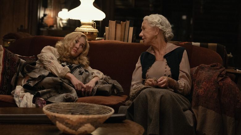 మిచెల్ రాండోల్ఫ్ యొక్క ఎలిజబెత్ స్ట్రాఫోర్డ్ మరియు హెలెన్ మిర్రెన్ యొక్క కారా డటన్ 1923లో అగ్ని ప్రమాదంలో పక్కపక్కనే కూర్చున్నారు