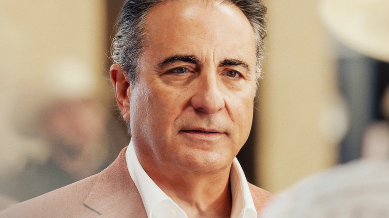 Dany Gallino Morrell d'Andy Garcia est vu en gros plan dans Landman