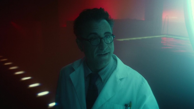 Le Dr Miles Edwards d'Andy García est vu illuminé par une lumière bleue alors qu'il porte une blouse de laboratoire dans Max Steel