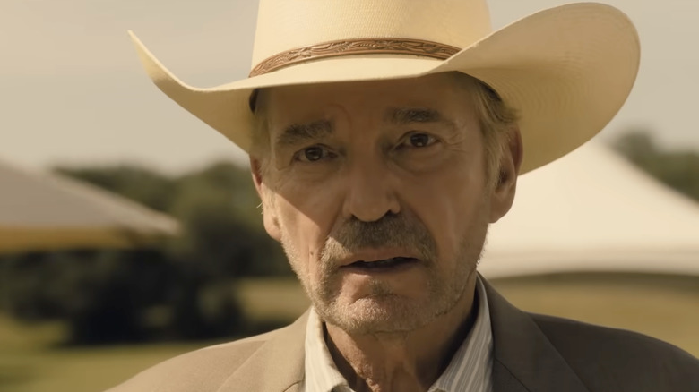 ల్యాండ్‌మాన్ సీజన్ 2లో టామీగా బిల్లీ బాబ్ థోర్న్‌టన్ ఆందోళన చెందుతున్నాడు