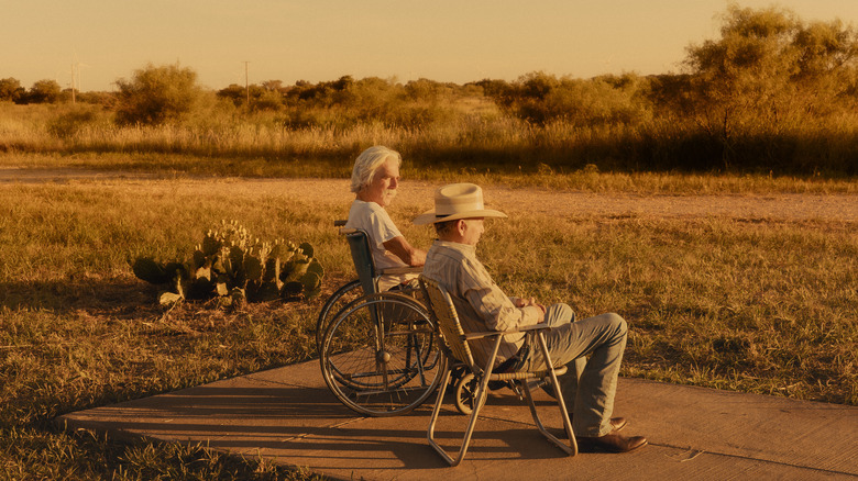 TL Norris van Sam Elliott zit buiten in een rolstoel naast Tommy Norris van Billy Bob Thornton in Landman.jpg