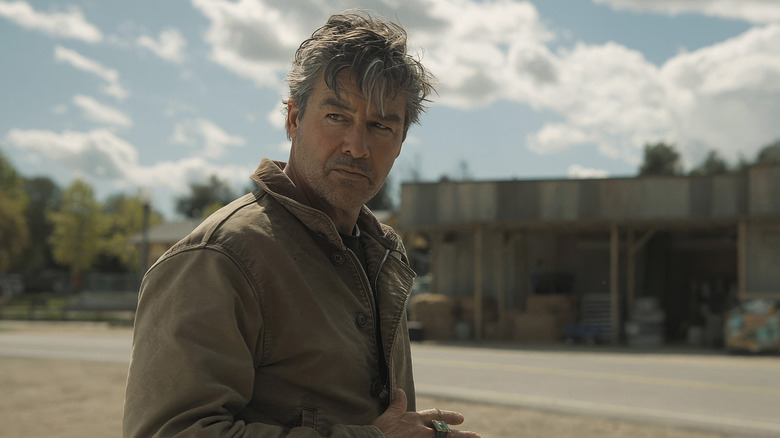 Kyle Chandler as Hal Jordan with his Green Lantern ring on his hand in Lanterns
