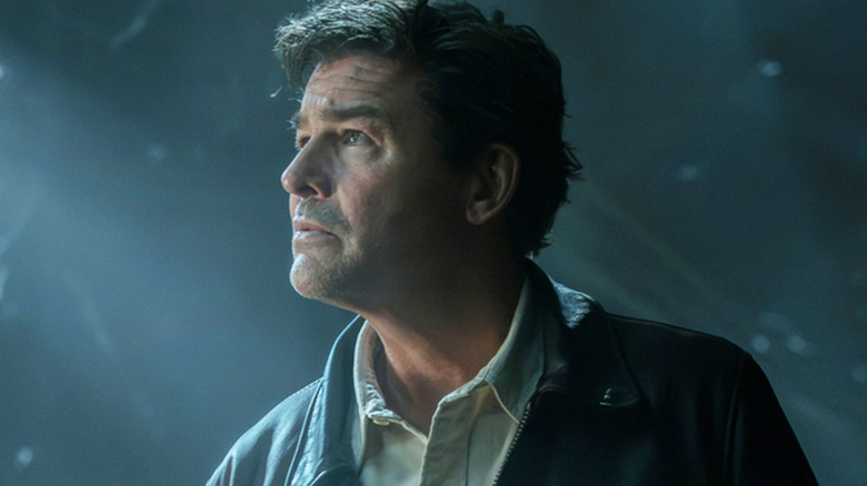 Kyle Chandler's Hal Jordan stands illuminated by a spotlight in Lanterns