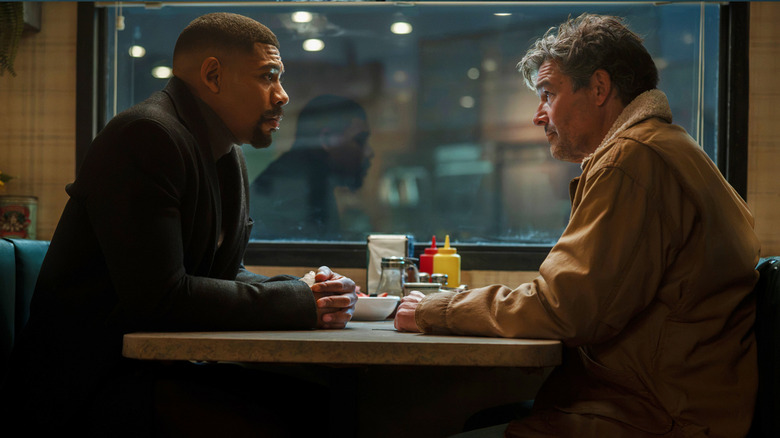 Aaron Pierre's John Stewart sits opposite Kyle Chandler's Hal Jordan in a diner in Lanterns