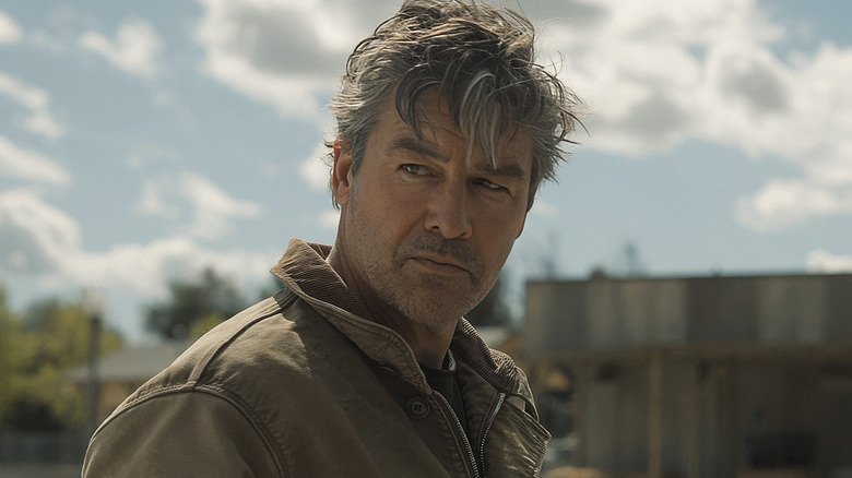 Kyle Chandler as Hal Jordan wearing a jacket on the street of a small town in Lanterns