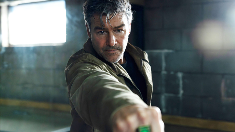 Kyle Chandler's Hal Jordan holds out his fist with his power ring in Lanterns