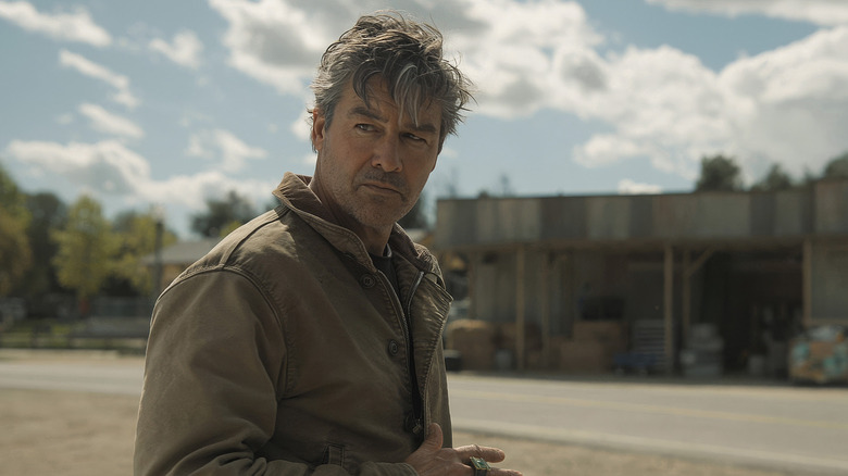 Kyle Chandler's Hal Jordan stands by a street in Lanterns