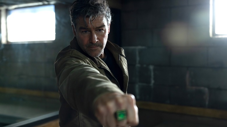 Kyle Chandler as Hal Jordan pointing his Power Ring in Lanterns