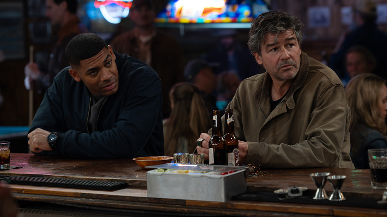 Aaron Pierre's John Stewart sits alongside Kyle Chandler's Hal Jordan at a bar in Lanterns