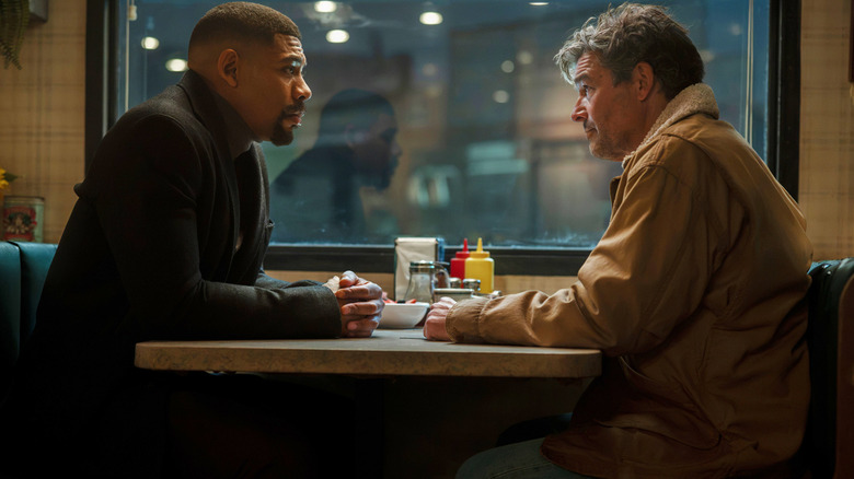 Kyle Chandler's Hal Jordan sits opposite Aaron Pierre's John Stewart in a diner in Lanterns