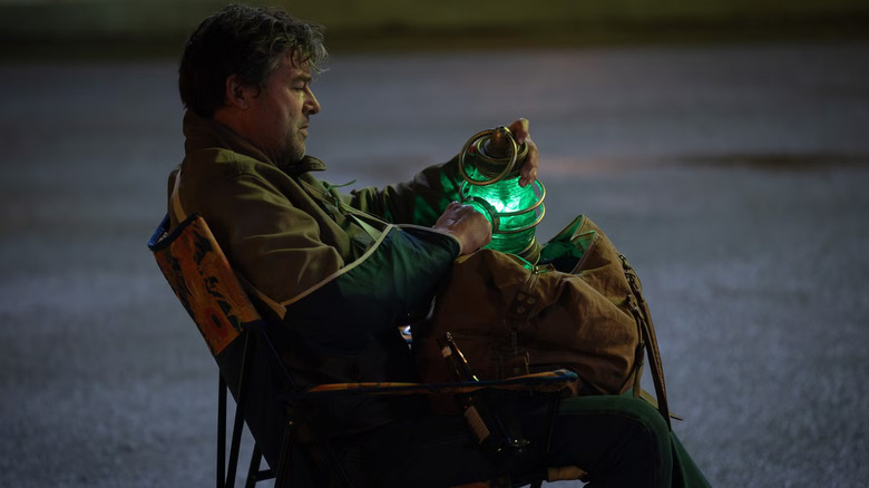 Lanterns - Hal Jordan charging his ring with green lantern