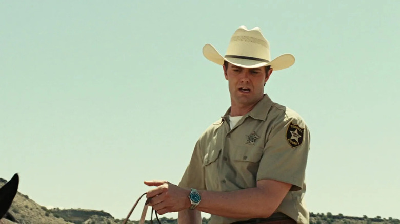 Garret Dillahunt as Wendell riding his horse in No Country for Old Men