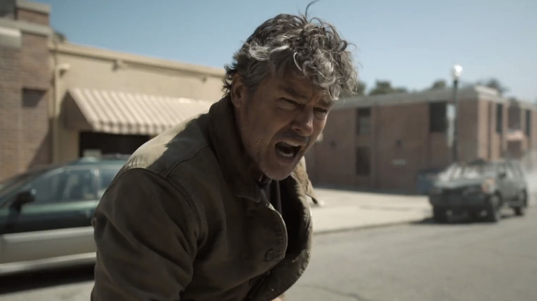 Kyle Chandler's Hal Jordan yells as he stands in the street in Lanterns