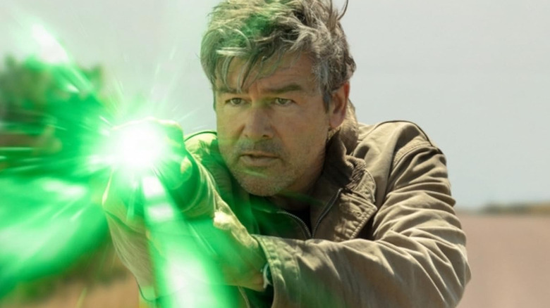 Kyle Chandler as Hal Jordan using his Green Lantern ring in Lanterns