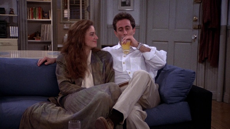 Jerry, bebiendo jugo, se sienta en el sofá con una novia en Seinfeld