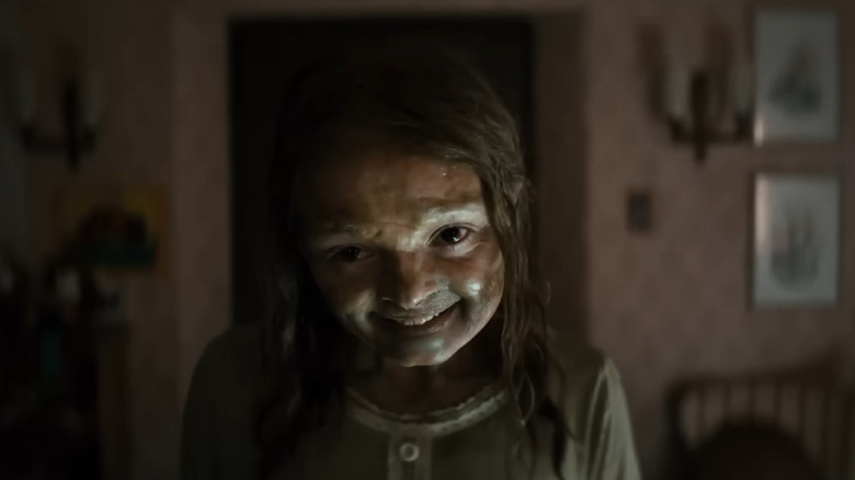 லீ க்ரோனின் தி மம்மியில் கேட்டி மோசமாகச் சிரிக்கிறது