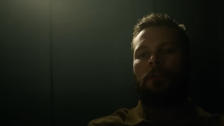 லீ க்ரோனின் தி மம்மியில் சார்லி இருட்டு அறையில் பயத்துடன் காணப்படுகிறார்