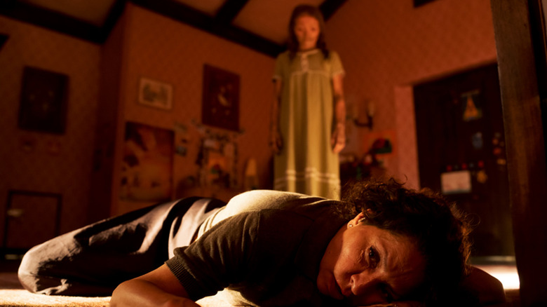 Katie looms over Carmen in Lee Cronin's The Mummy