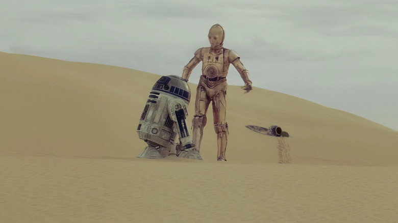 స్టార్ వార్స్‌లో ఎడారిలో R2-D2 మరియు C-3PO ఓడిపోయాయి