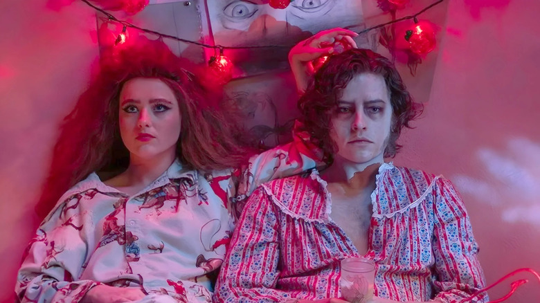 Kathryn Newton, Cole Sprouse, Lisa Frankenstein, bed