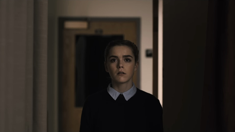 Katherine de Kiernan Shipka a l'air inquiète dans le couloir d'une école dans The Blackcoat's Daughter.jpg